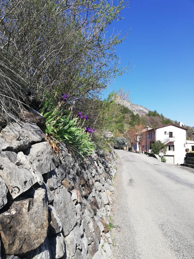 Gites Les Tilleuls Clamensane Exterior photo